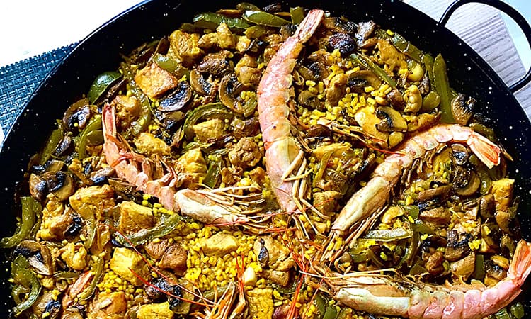 Paella de vegetales y gambas