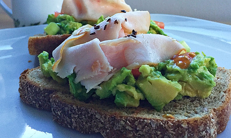 Tostadas con aguacate y pavo